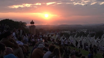 Timelapse captures sun setting over Glastonbury’s Worthy Farm on festival’s first day