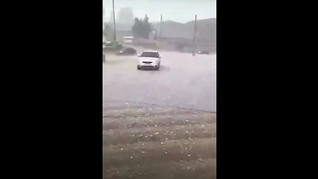 Ce conducteur tente d'échapper à la grêle et bimmmm