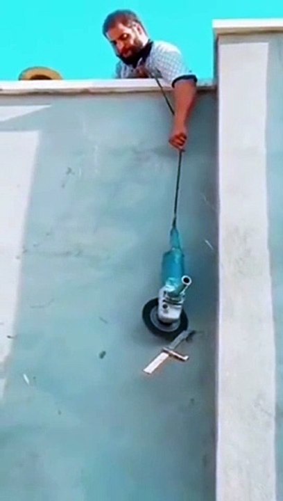 Un ouvrier malin ou complètement idiot prend de gros risques