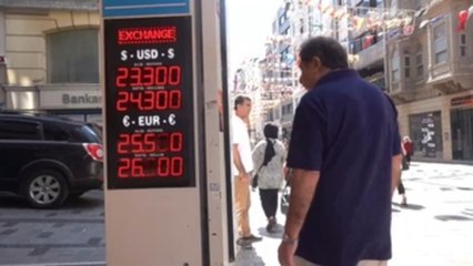 La lira cae a un nuevo mínimo frente al dólar tras subida de tipos de interés al 15 %