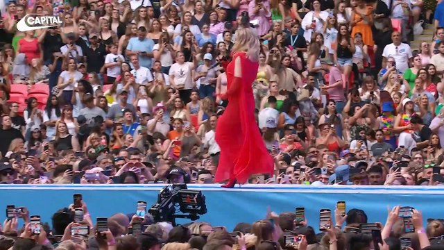 Kylie Minogue chante Padam Padam à Wembley Stadium