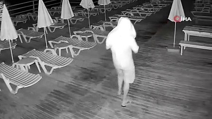 YÜZÜNÜ HAVLUYLA GİZLEYEN ŞÜPHELİNİN DANSI VE ORTALIĞI DAĞITMASI KAMERADA