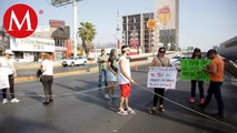 Vecinos bloquean avenida Eugenio Garza Sada por falta de energía eléctrica, en Monterrey