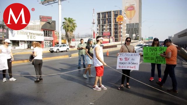 Vecinos bloquean avenida Eugenio Garza Sada por falta de energía eléctrica, en Monterrey