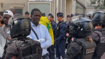 Protesta a Parigi contro il presidente del Senegal Macky Sall