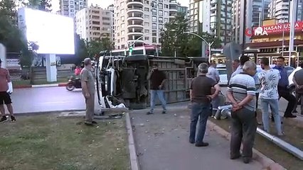 Le minibus de passagers qui s'est écrasé sur le poteau de signalisation à Adana s'est renversé： 3 blessés