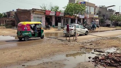 सड़कों पर चलिए जरा संभलकर...बड़े गड्ढे इस राह में