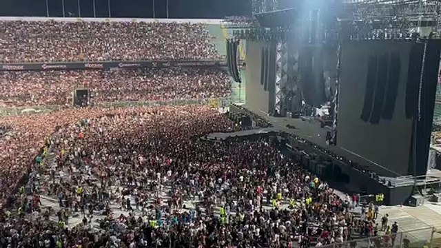 Entusiasmo alle stelle per Vasco al Barbera e uno striscione invita a «vivere e sorridere dei guai»