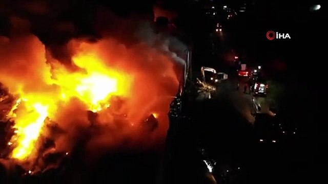 Manisa'daki fabrika yangını söndürülemedi! Yangın sonucu yükselen siyah duman, İzmir'in bir çok noktasından görülüyor