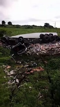 Tombamento de carreta deixa um morto e outro ferido na AL-115