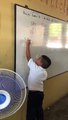 Niño hondureño muestra feliz cómo aprende matemáticas