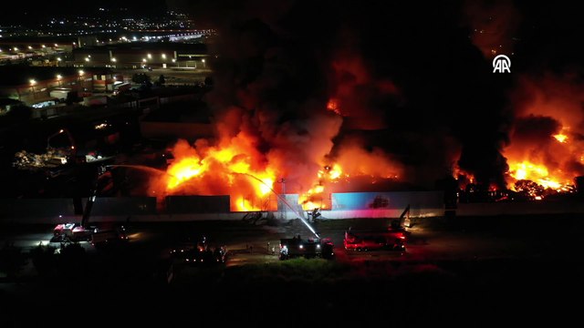 Manisa'da OSB'deki Fabrikada Çıkan Yangını Ekipler 8 Saattir Söndürmeye Çalışıyor!