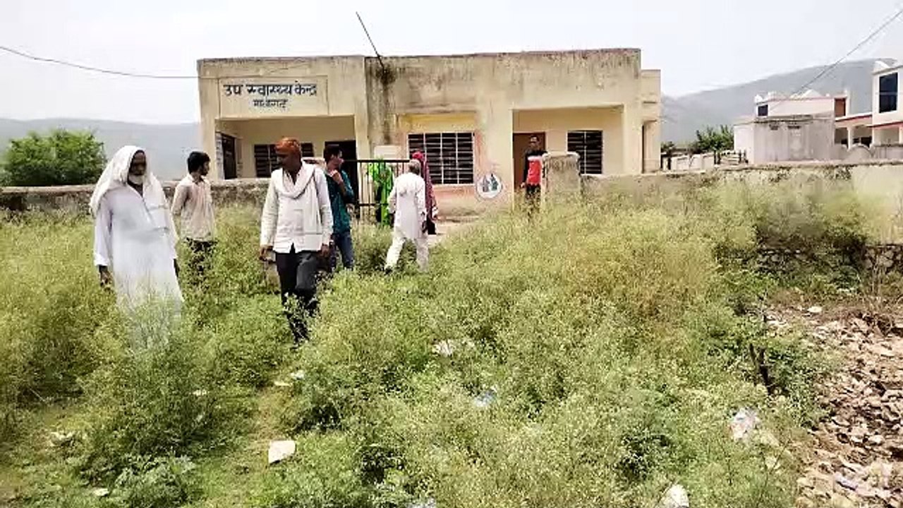 उप स्वास्थ्य केंद्र के आगे गंदगी, पनप रहे मच्छर