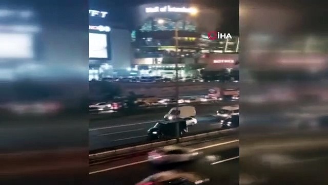 Le moment où la voiture a percuté la femme qui s'est soudainement retrouvée sur la route sur l'autoroute TEM.