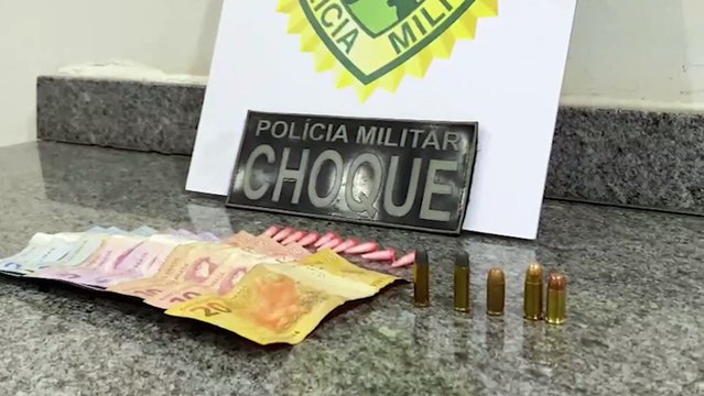 Mulher é detida ao tentar colocar drogas e munições em casa de desafeto para incriminá-lo