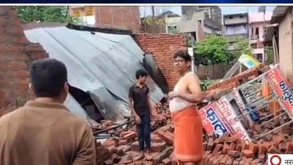 BREAKING: पश्चिमी चंपारण में आकाशीय बिजली गिरने से बंद कमरा हुआ ध्वस्त, हादसा टला
