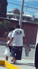 ¡Insólito! Mujer amarra a su pareja con correa y van de compras