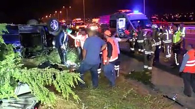 Kaçak göçmenleri taşıyan minibüs takla attı! Sürücü kaçtı, 14 kaçak yaralandı