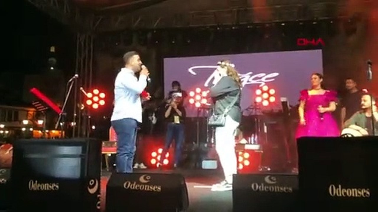 Tuğçe Kandemir konserinde sürpriz evlilik teklifi!