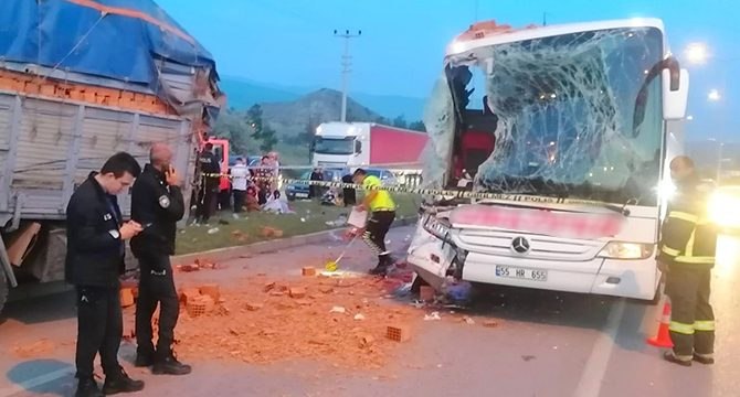 Yolcu otobüsü kamyona çarptı: Ölü ve yaralılar var