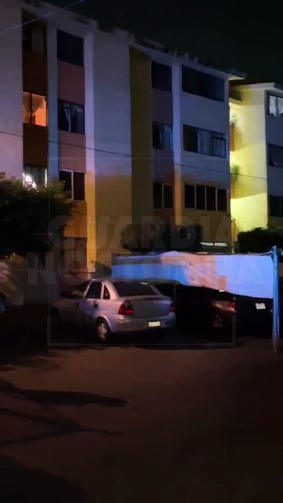 #Preliminar A balazos fue asesinado un hombre dentro del estacionamiento de un complejo habitacional ubicado en la colonia El Sauz #GuardiaNocturna