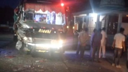 भीषण हादसा: ट्रक में जा घुसी तेज रफ्तार बस,खून और चीख़ों से दहला इलाका