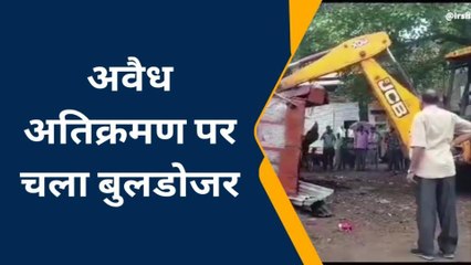 हमीरपुर : अखाड़े की जमीन पर किए गए अवैध अतिक्रमण को नगर पालिका ने बुलडोजर से हटाया