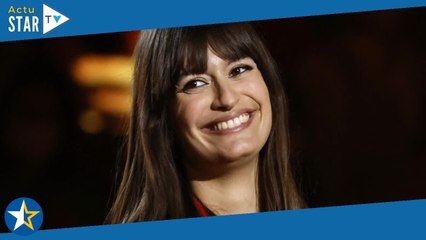 Clara Luciani dans une robe psychédélique ultra moulante, elle dévoile un baby bump déjà bien arrond