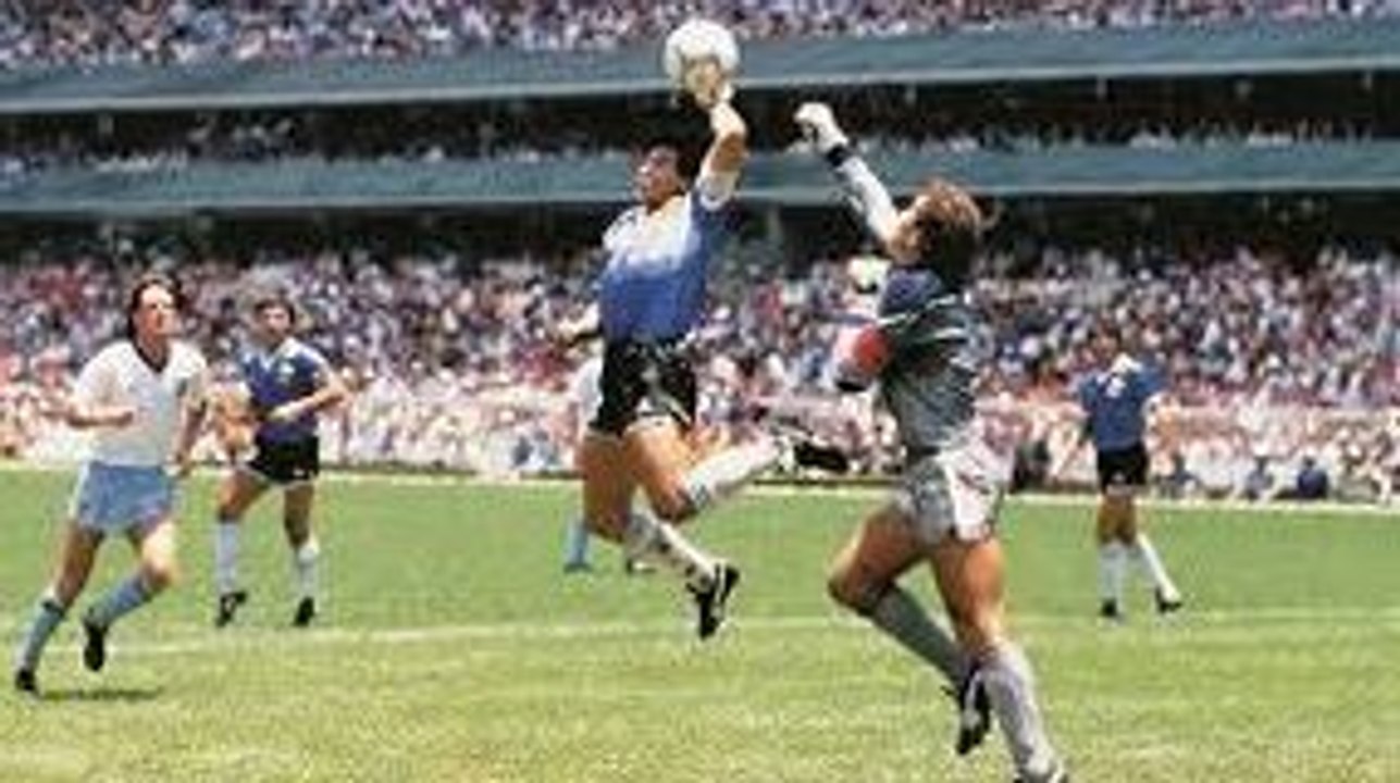 TOP 10 des Mains qui ont changé le Football !