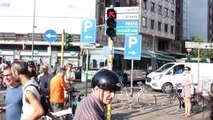Piazzale Loreto: i ciclisti manifestano dopo i troppi morti sui pedali. Bloccata la strada
