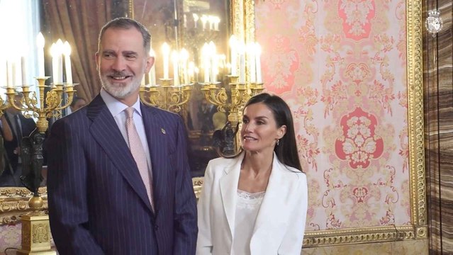 La Reina Letizia deslumbra con un impecable traje blanco