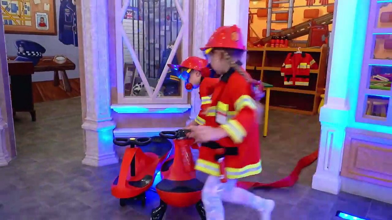 Diana Roma and Oliver play Different Jobs and Professions