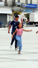 "Envidio su agilidad": Niña causa furor en redes con sus mejores pasos de saya