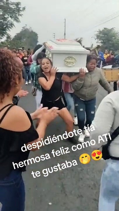 "Se va a ir bien contenta": Mujeres despiden a su tía cargando y bailando con su ataúd