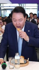 베트남 청년과 '김치 반미' 맛 본 尹 "한국 음식 더 사랑해달라"