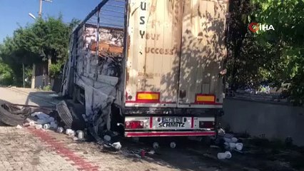 Şoförü uyuyan tır, evin bahçe duvarına çarpınca alev aldı