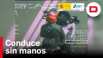 Un motorista conduce sin manos