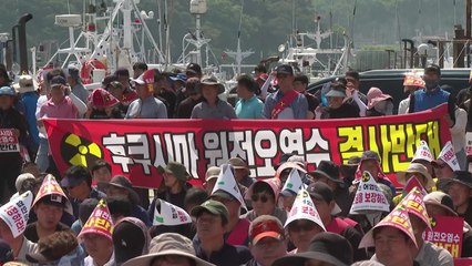 완도 어선 200여 척, 일본 원전 오염수 방류 반대 해상 퍼레이드 / YTN