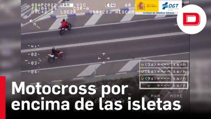 Moto cross por encima de las isletas