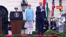 Incontro Usa - India, Biden poggia mano su cuore per l'inno, ma parte quello indiano