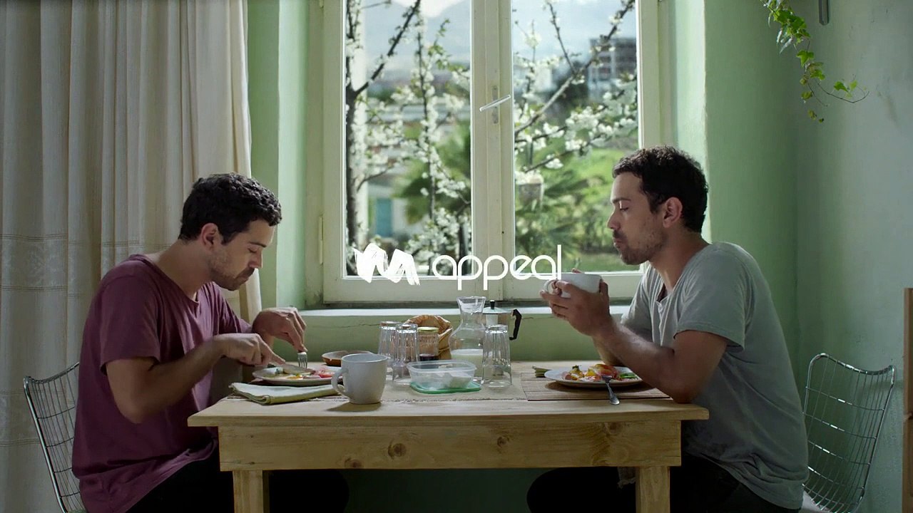 Kaffee und ein Paar neue Schuhe Trailer (2) OmeU