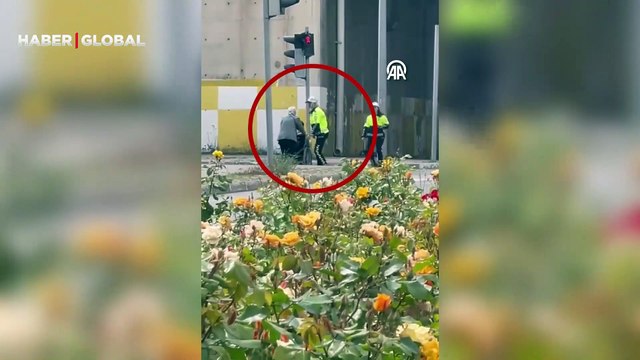 Görüntüler Sivas'ta kaydedildi... Trafik polisinden yürekleri ısıtan davranış