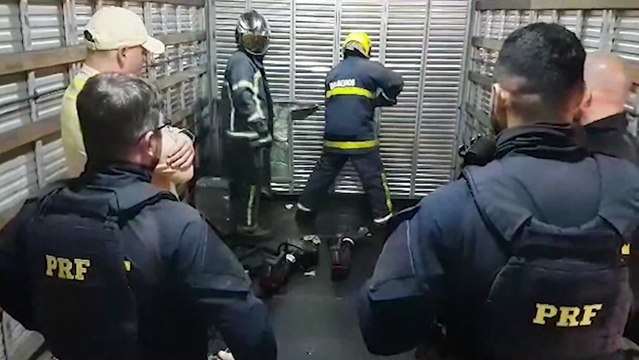 PRF realiza apreensão de maconha, armas e munições na BR-277; Corpo de Bombeiros é acionado para abrir fundo falso