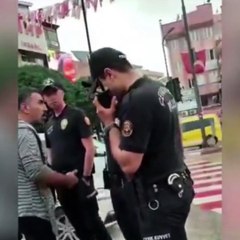 Kimlik kontrolüne girmek istemeyen iki kişi sinir krizi geçirip polislere saldırdı