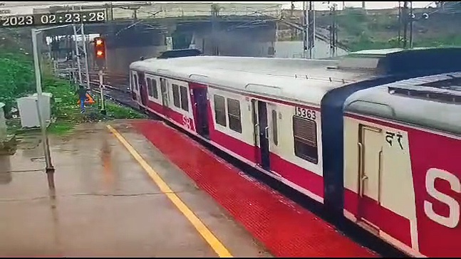 சென்னையில் ஓடும் ரயிலில் நகையை பறித்துக் கொண்டு சிட்டாக பறந்த கொள்ளையன்