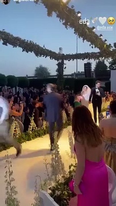 Eda Ece, qui a épousé son amant de 4 ans, Buğrahan Tuncer, a changé son nom de famille.