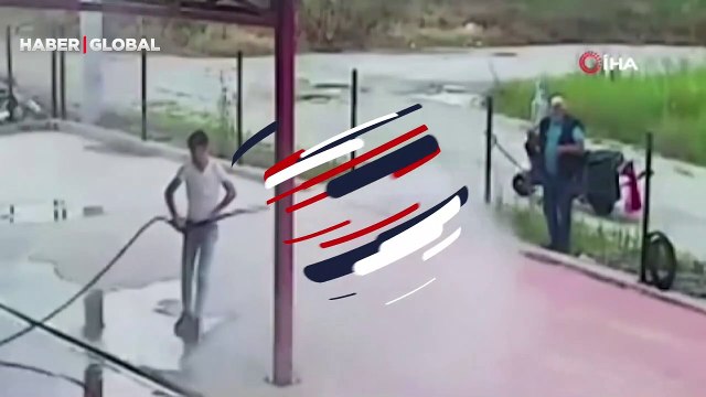 Tebessüm ettiren görüntüler... Sıcaktan bunalan adam oto yıkamacıda böyle serinledi
