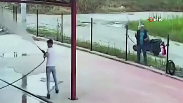 Sıcaktan bunalan adam oto yıkamacıda böyle serinledi