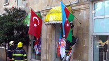 Dikkat çeken anlar... Azerbaycanlı itfaiyeci, Bakü'de çıkan yangında Türk bayrağının zarar görmesini böyle engelledi