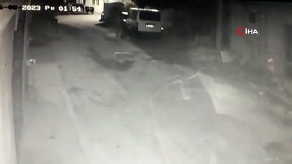 Un homme surpris en train de voler du linge sur son balcon